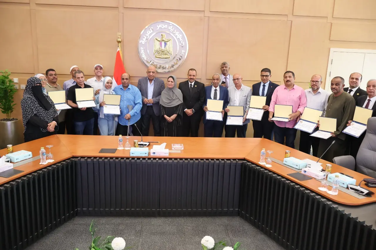 وزير الكهرباء يسلّم عددًا من العاملين المتميزين بشركات الكهرباء شهادات تقدير ورحلات عمرة 