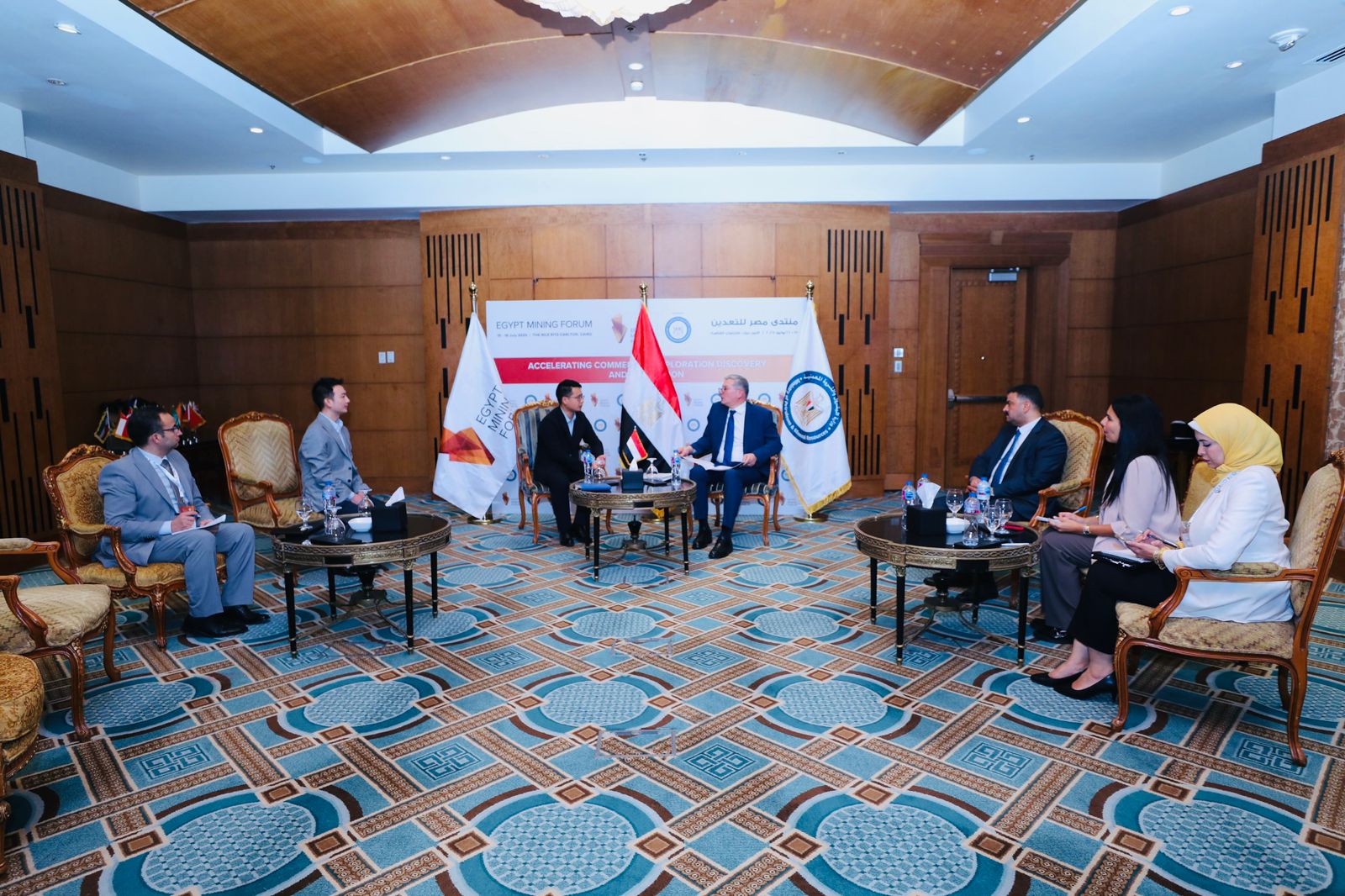 على هامش منتدى مصر الدولي للتعدين.. وزير البترول يلتقي وفد شركة Kiping solar technology الصينية المتخصصة في تصنيع الألواح الزجاجية 