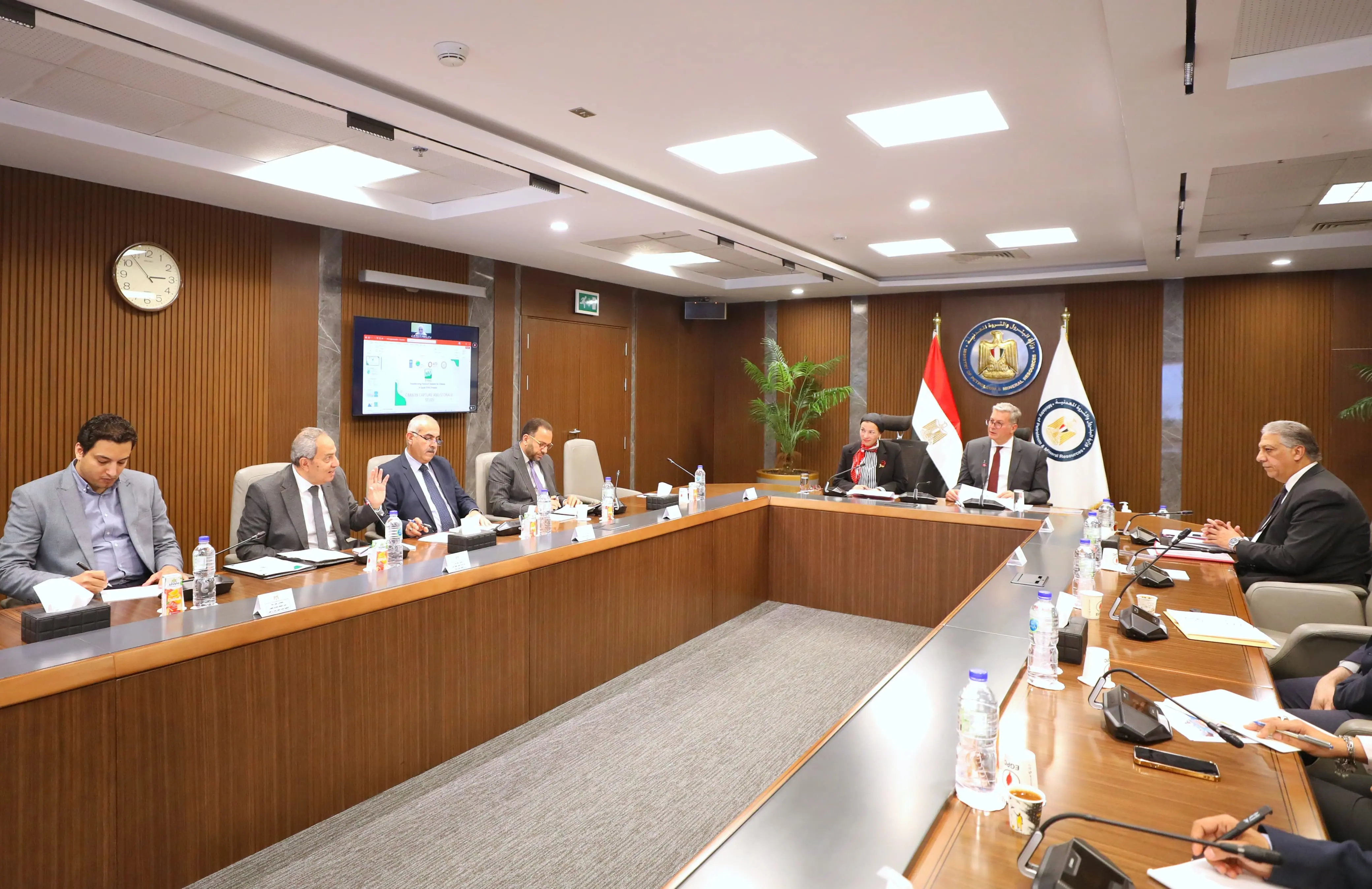 وزيرا-البترول-والبيئة-يناقشان-سبل-خفض-الانبعاثات-الكربونية-في-مصر
