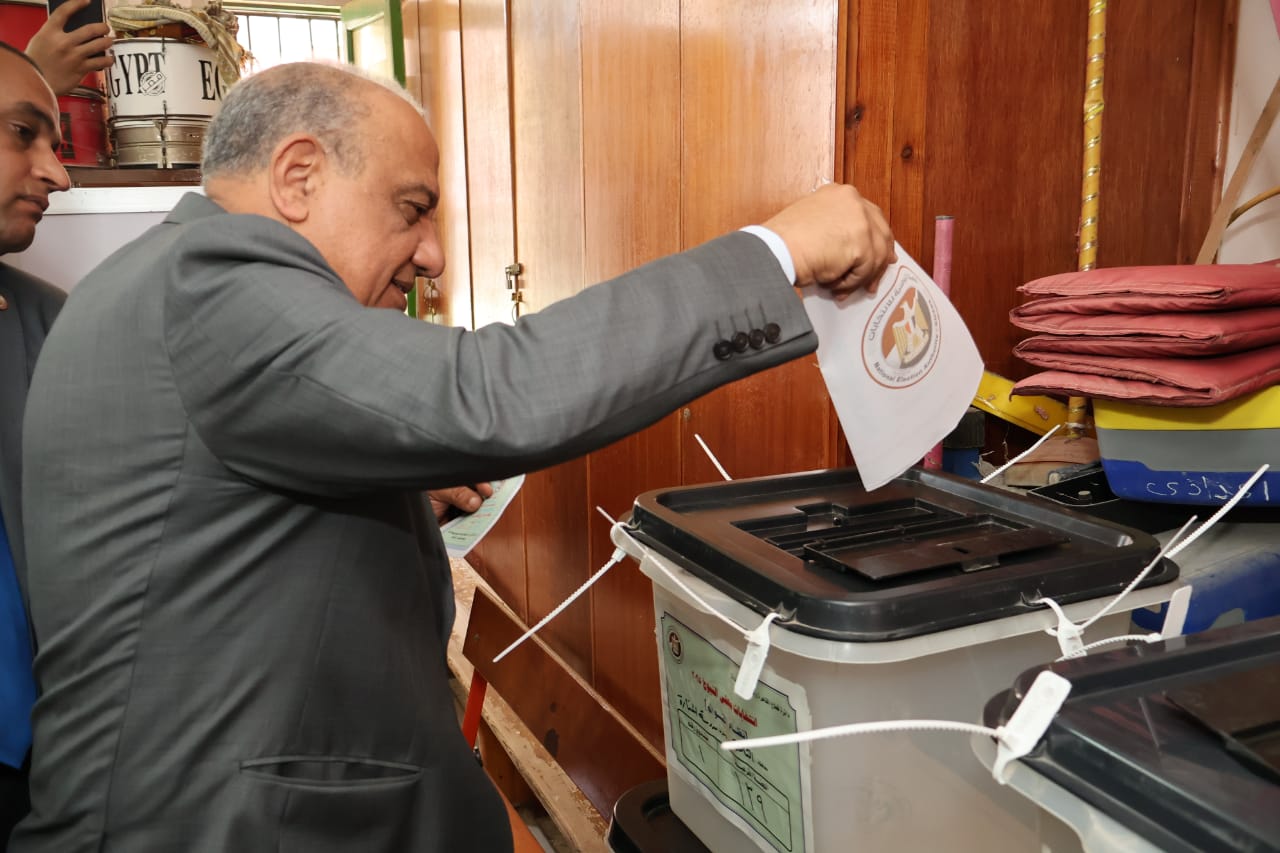وزير-الكهرباء-يدلي-بصوته-في-انتخابات-الشيوخ-أمام-المركز-الانتخابي-بمدرسة-المنارة-بمدينة-نصر