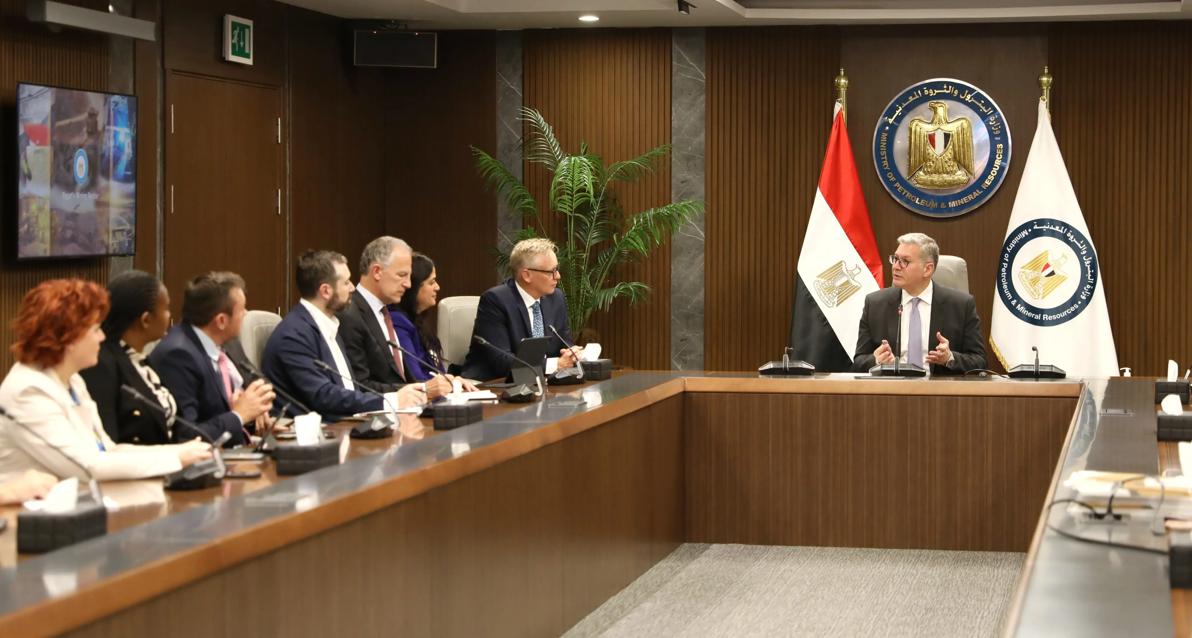 وزير البترول يلتقي وفد أنجلو جولد أشانتي العالمية لتعزيز الاستثمارات في قطاع التعدين 