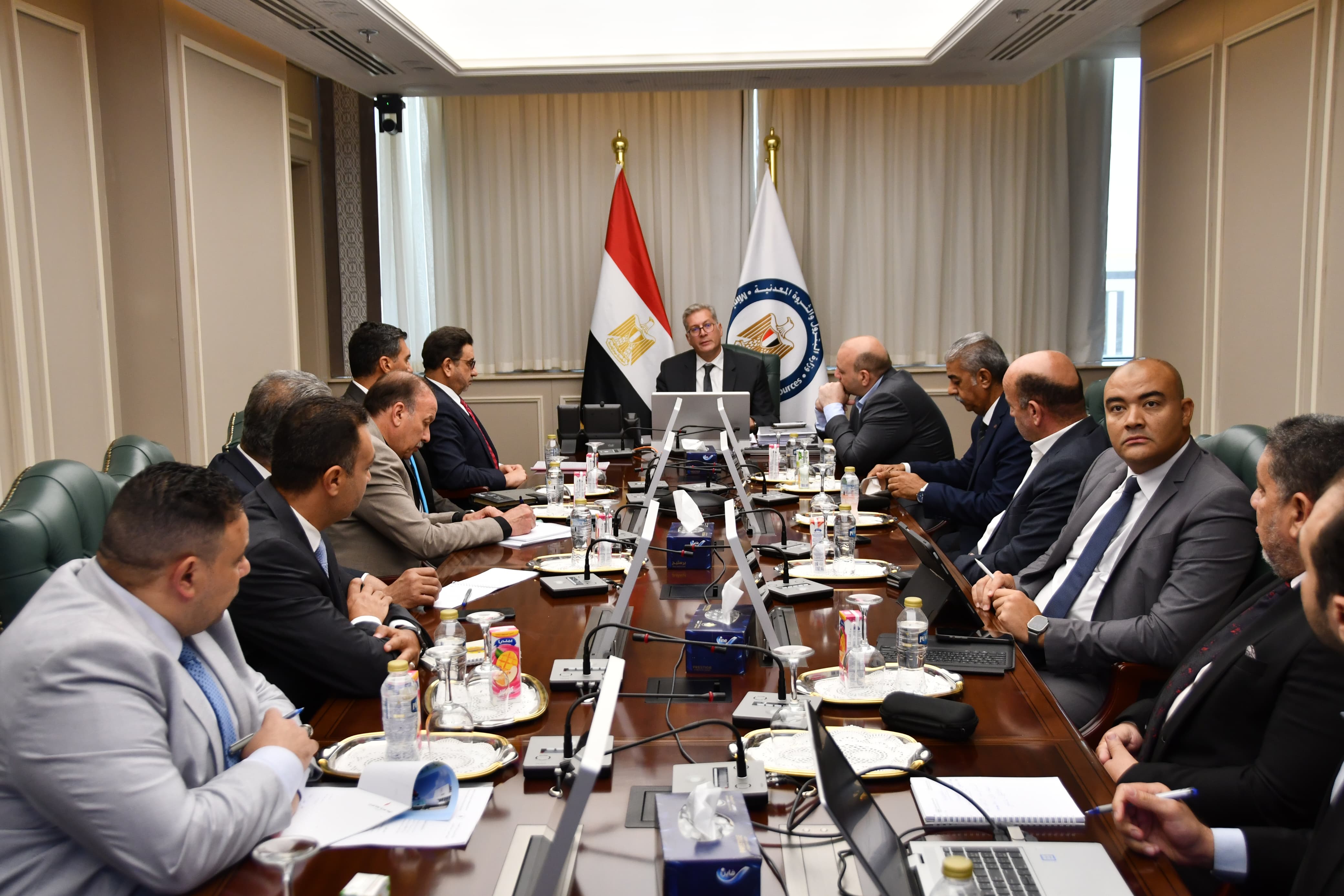 وزير البترول يعقد اجتماعًا مع مسؤولي شركة 