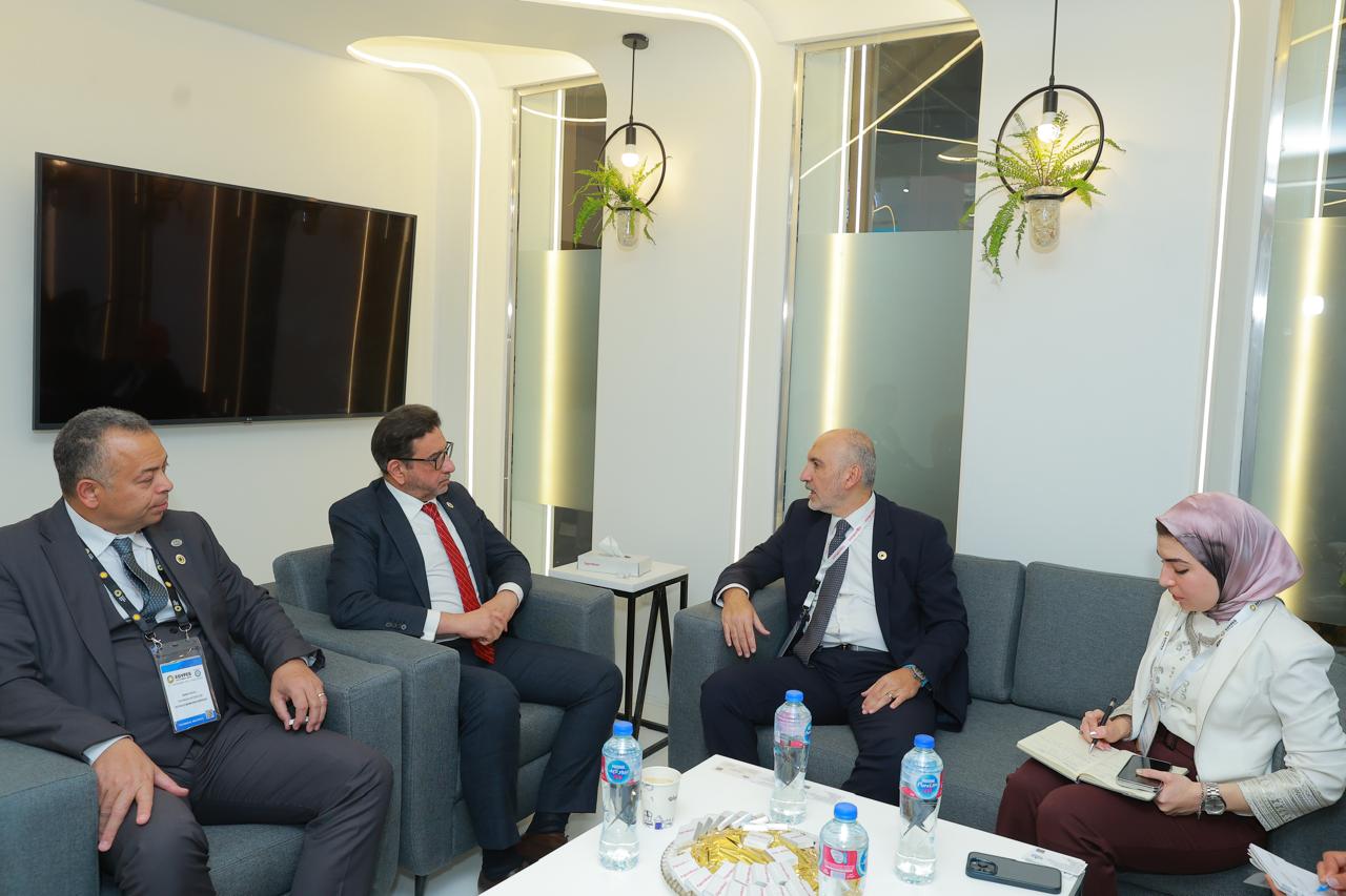 المهندس عمرو بدوي رئيس PMS يزور جناح شركة إكسون موبيل في معرض إيجيبس 2025