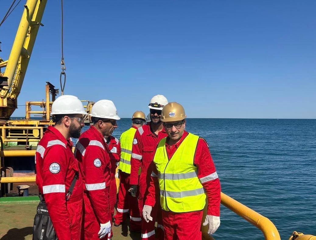 رئيس-شركة-خدمات-البترول-البحرية-يتفقد-أعمال-تركيب-جاكت-منصة-web-offshore-بحقل-غاز-غرب-البرلس-البحري