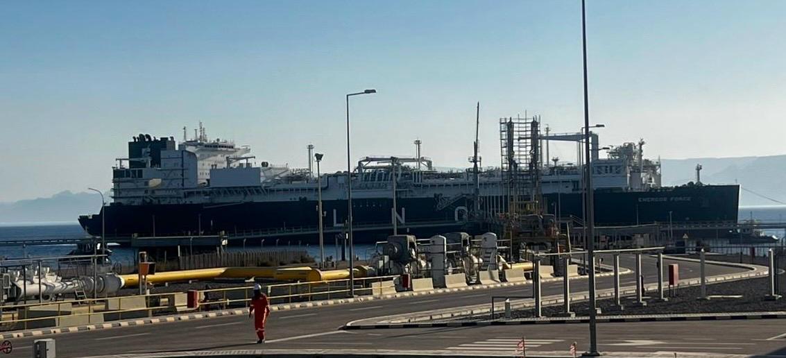 ضمن خطة تأمين إمدادات الطاقة وتعزيز التعاون الإقليمي.. وصول وحدة التغييز العائمة  