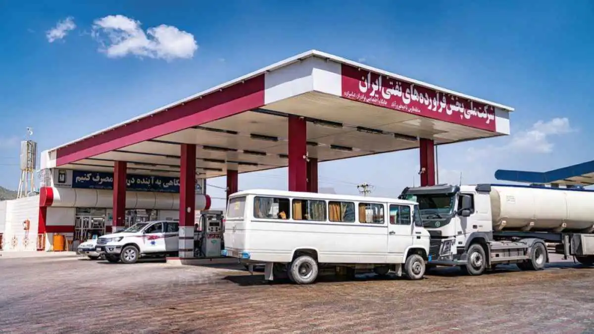 توقف توزيع الوقود في طهران بعد الغارات على مواقع نفطية