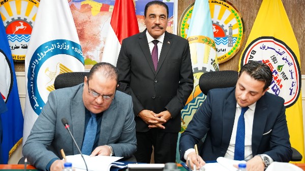 بدر-الدين-للبترول-توقع-برتوكول-تعاون-لتطوير-4-مدارس-وتسيير-3-قوافل-طبية-مجانية-بمطروح