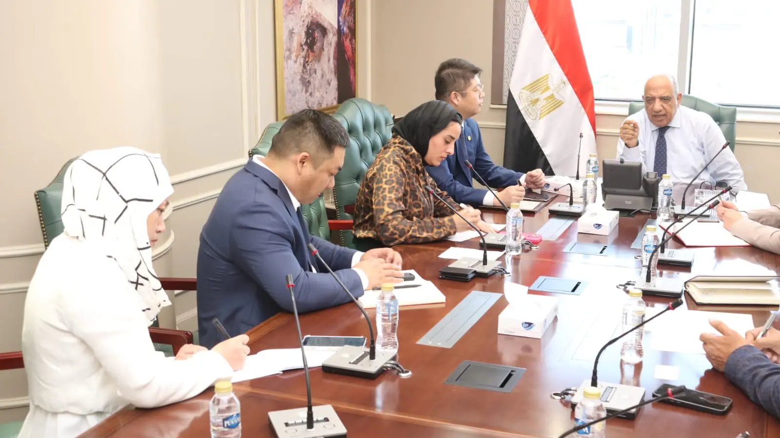 وزير الكهرباء يبحث مع شركة 
