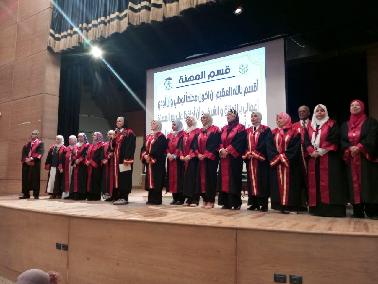 كلية البنات بجامعة عين شمس تحتفل بأوائل خريجيها 