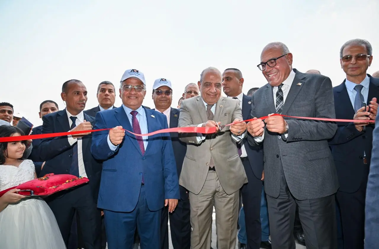 وزير-الكهرباء-ورئيس-الهيئة-العربية-للتصنيع-يفتتحان-خط-إنتاج-أبراج-كهرباء-الجهد-العالي-والفائق-بمصنع-الطائرات