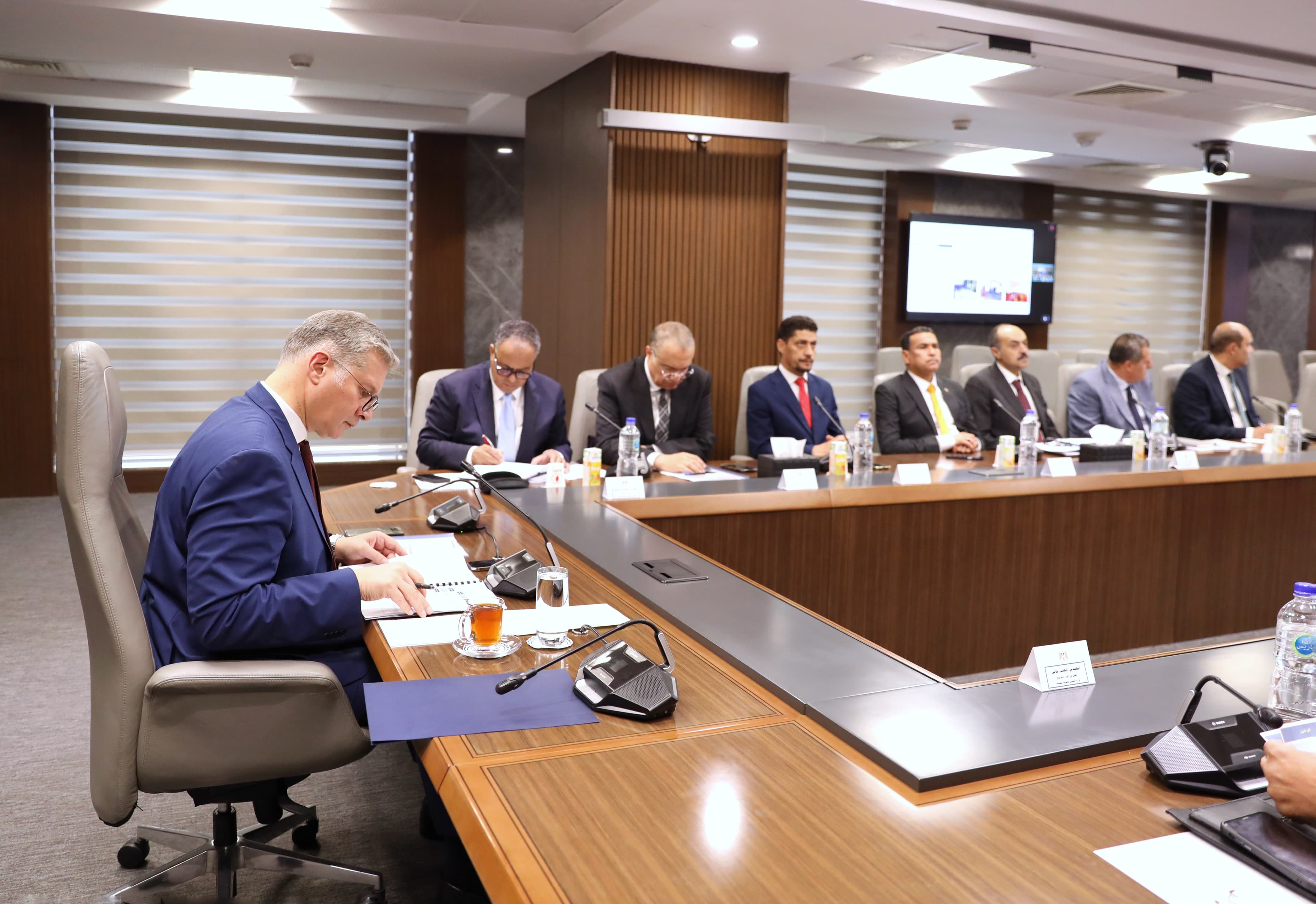 وزير البترول يعتمد الموازنة الاستثمارية لشركة 