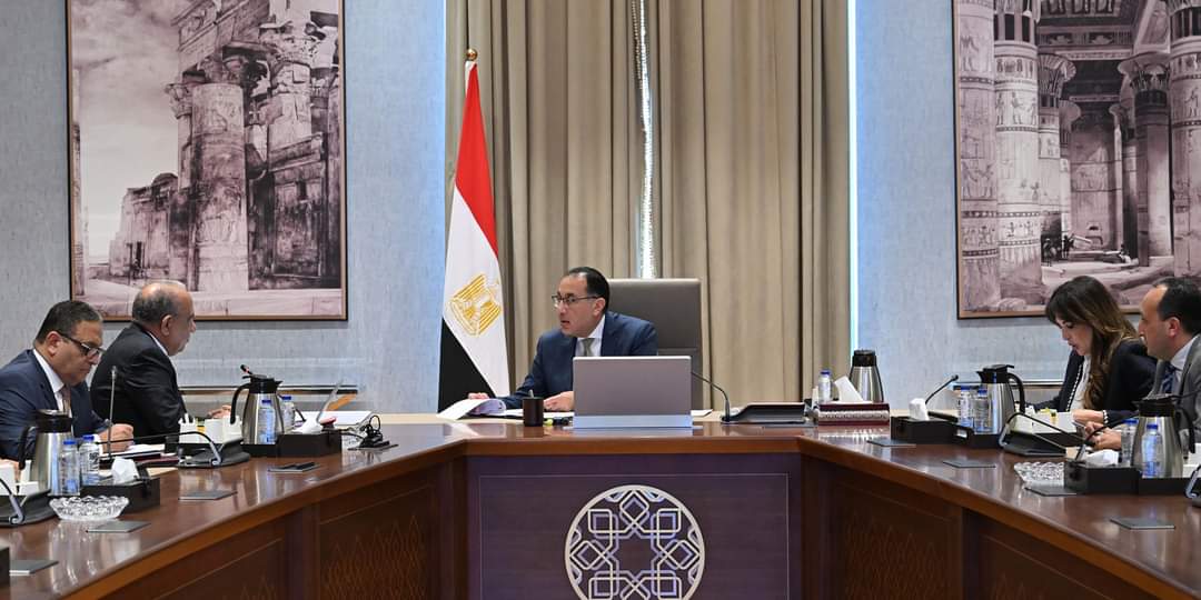 رئيس الوزراء يتابع مع وزير قطاع الأعمال موقف المشروع القومي لتطوير صناعة الغزل والنسيج