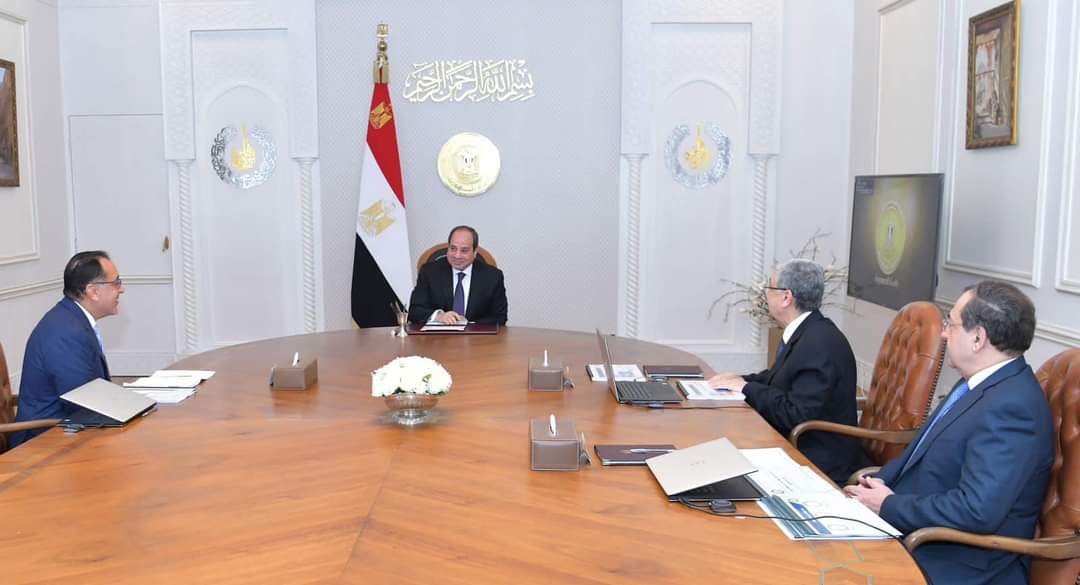للاطلاع على جهود الحكومة في تنفيذ الاستراتيجية الوطنية للهيدروجين الأخضر.. الرئيس السيسي يجتمع بوزيري الكهرباء والبترول 