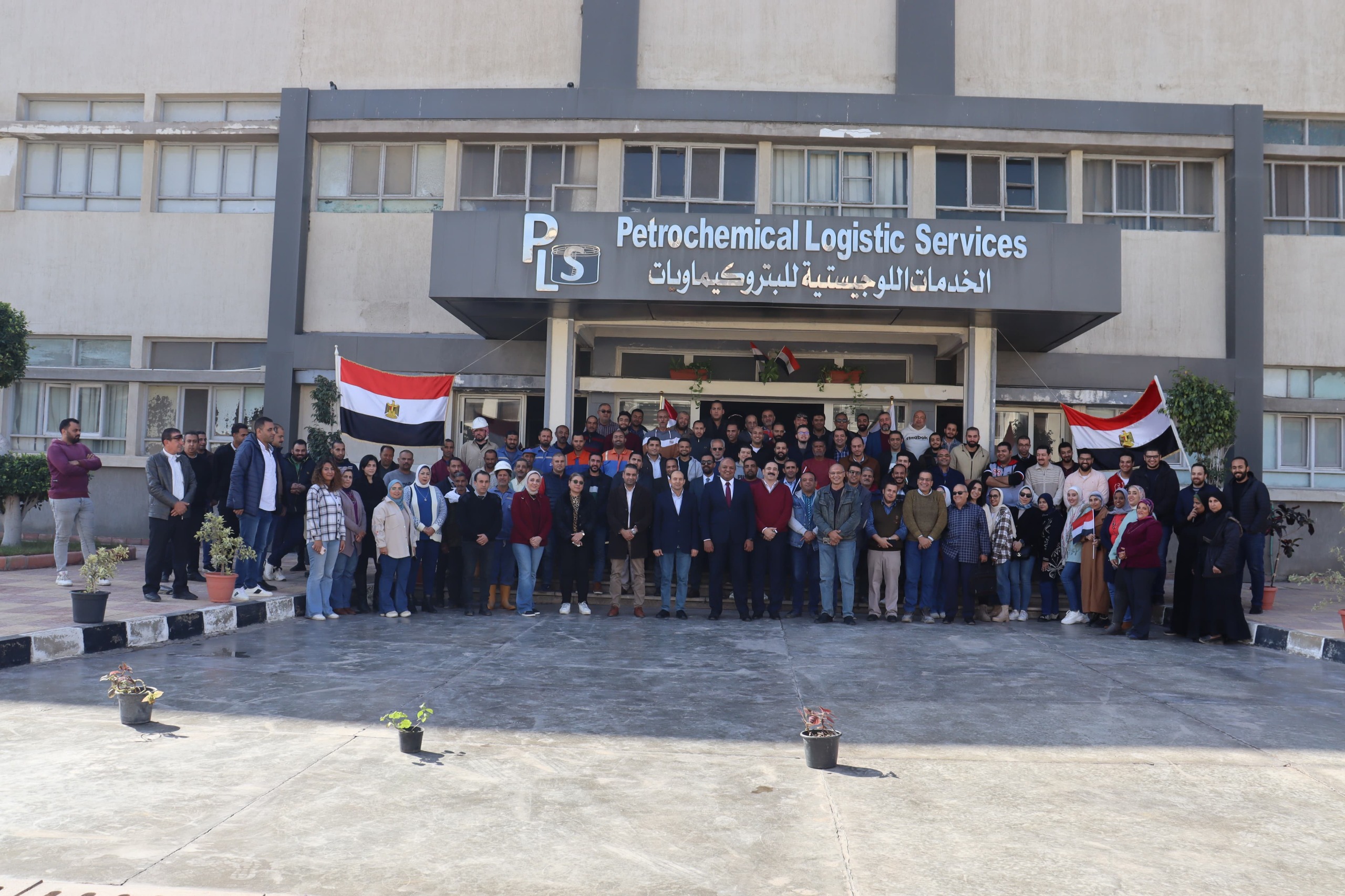 بقيادة المهندس حسام الفهمي.. العاملين بالخدمات اللوجستية للبتروكيماويات تشارك في الانتخابات الرئاسية 