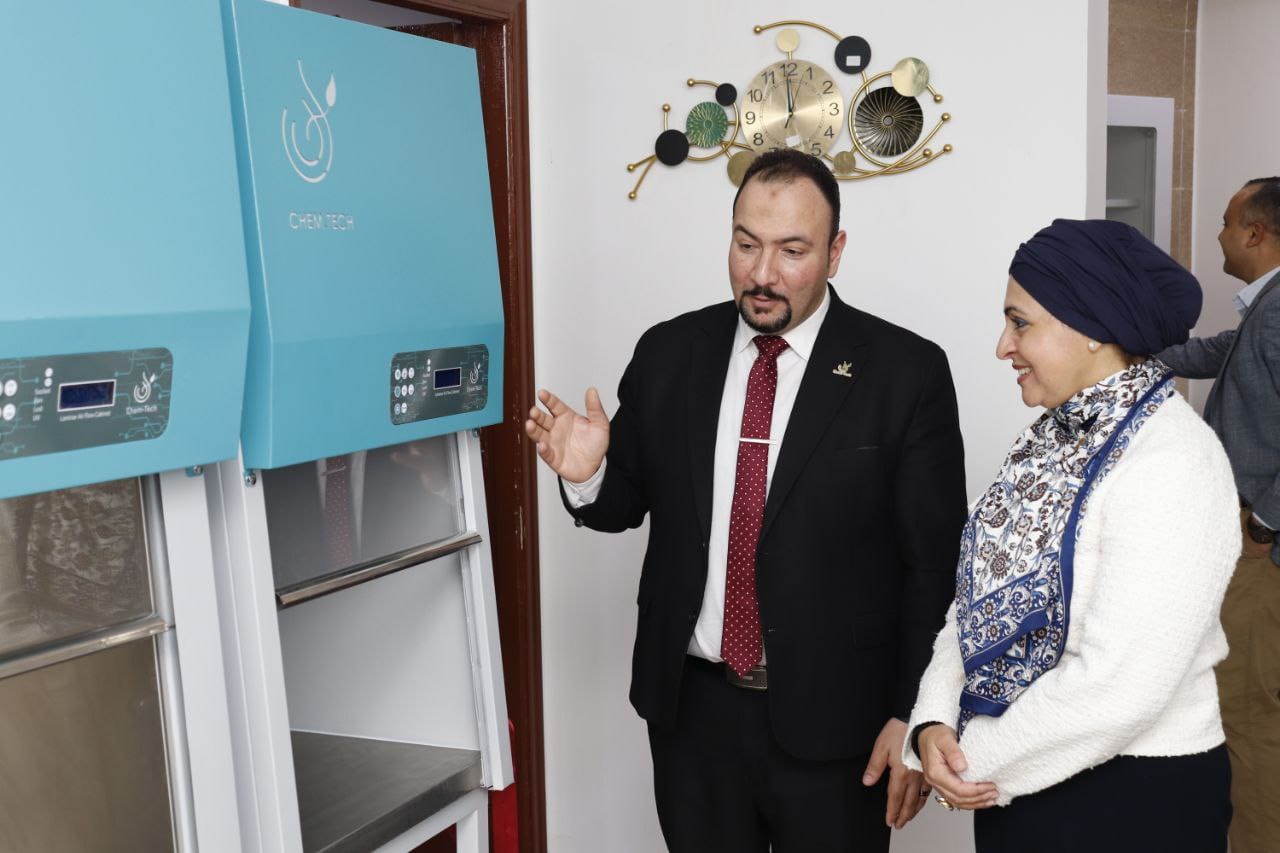 رئيس  جامعة سينيكا الكندية في مصر تفتتح معرض