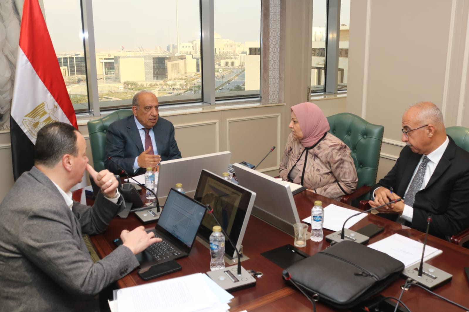 وزير  الكهرباء  يتابع موقف تسليم الأراضي لإقامة مشروعات الطاقة الشمسية 