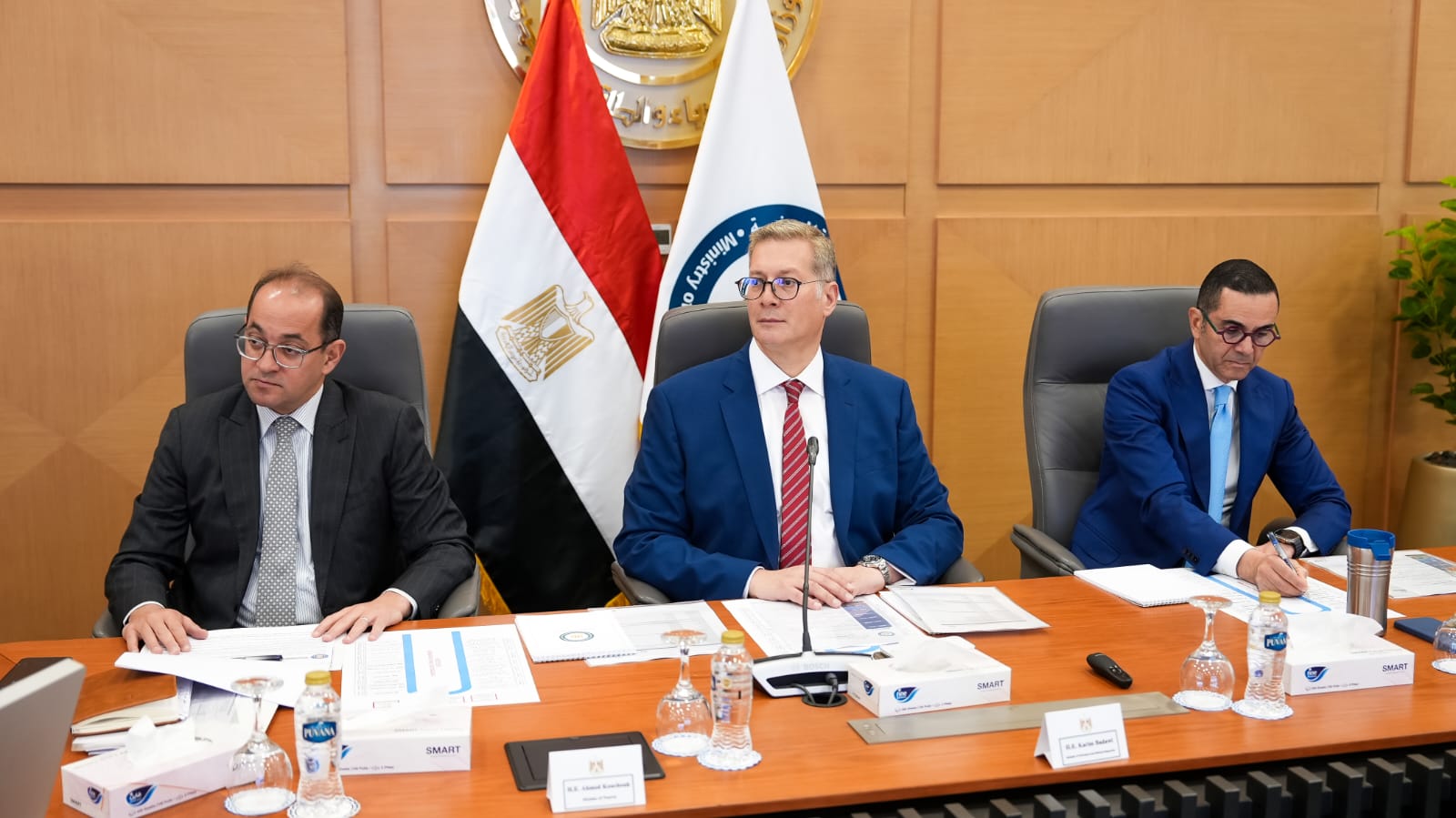 وزراء-البترول-والمالية-والاستثمار-يعقدون-اجتماع-مائدة-مستديرة-مع-المؤسسات-المالية-وبنوك-الاستثمار-العالمية