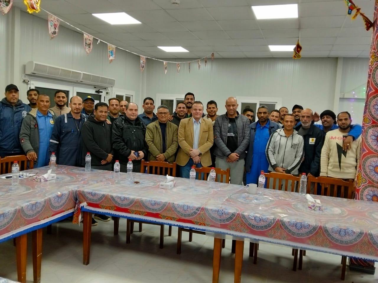 رئيس-العلمين-للبترول-يشارك-العاملين-الإفطار-والسحور