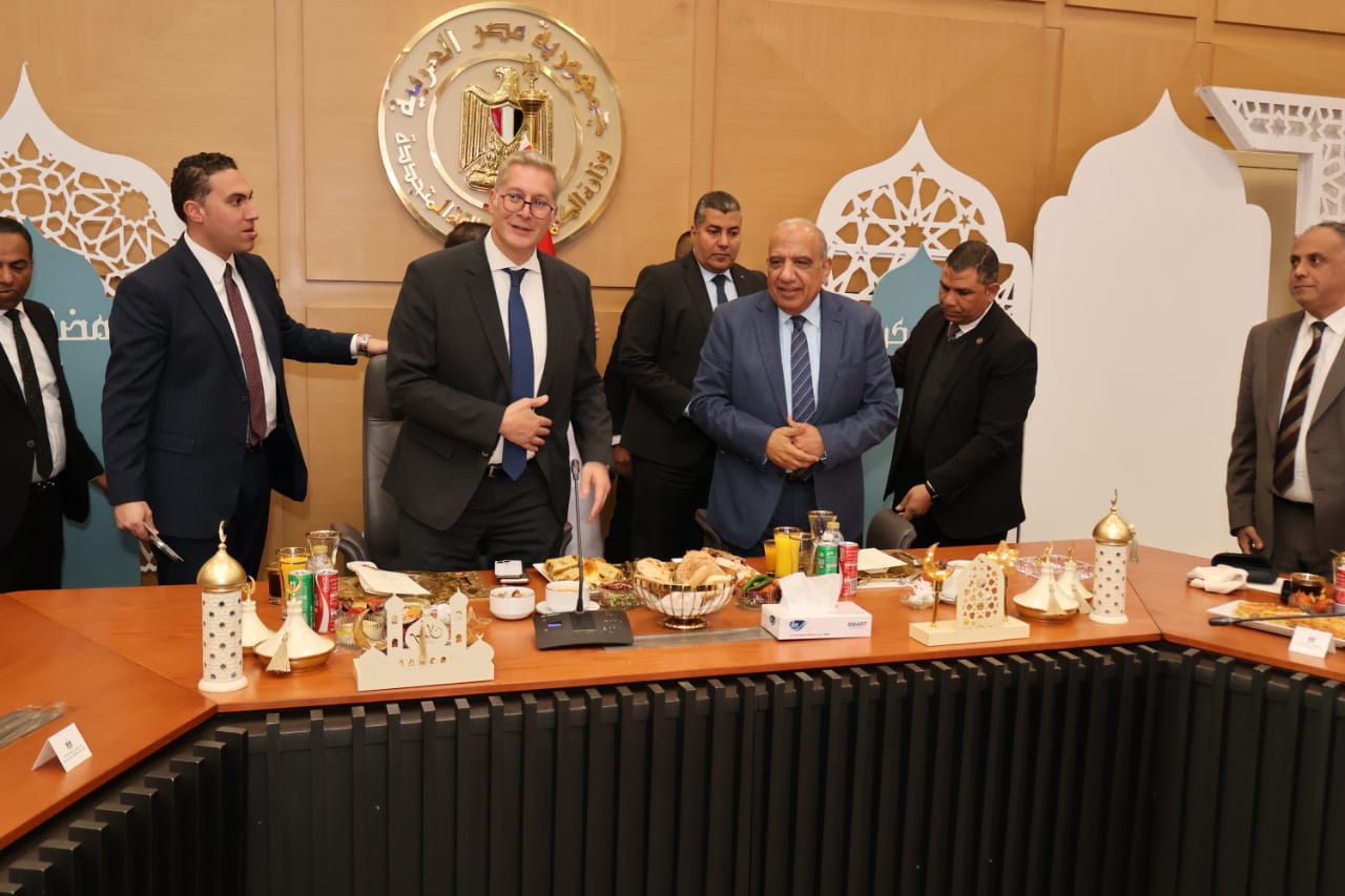 وزيرا-الكهرباء-والبترول-يشاركان-فريق-العمل-الإفطار-ويتابعان-توفير-الوقود-لتأمين-التغذية