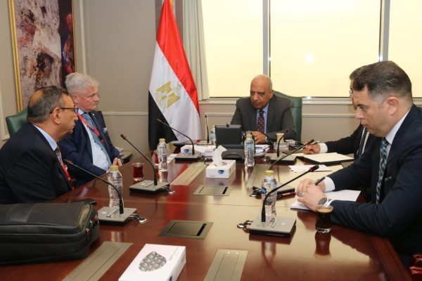 وزير الكهرباء يبحث مع 