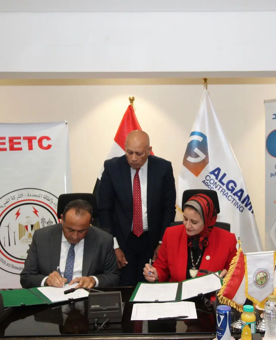 رئيس-مجلس-إدارة-الشركة-المصرية-لنقل-الكهرباء-توقع-عقدًا-مع-شركة-الجمال-للمقاولات-العمومية