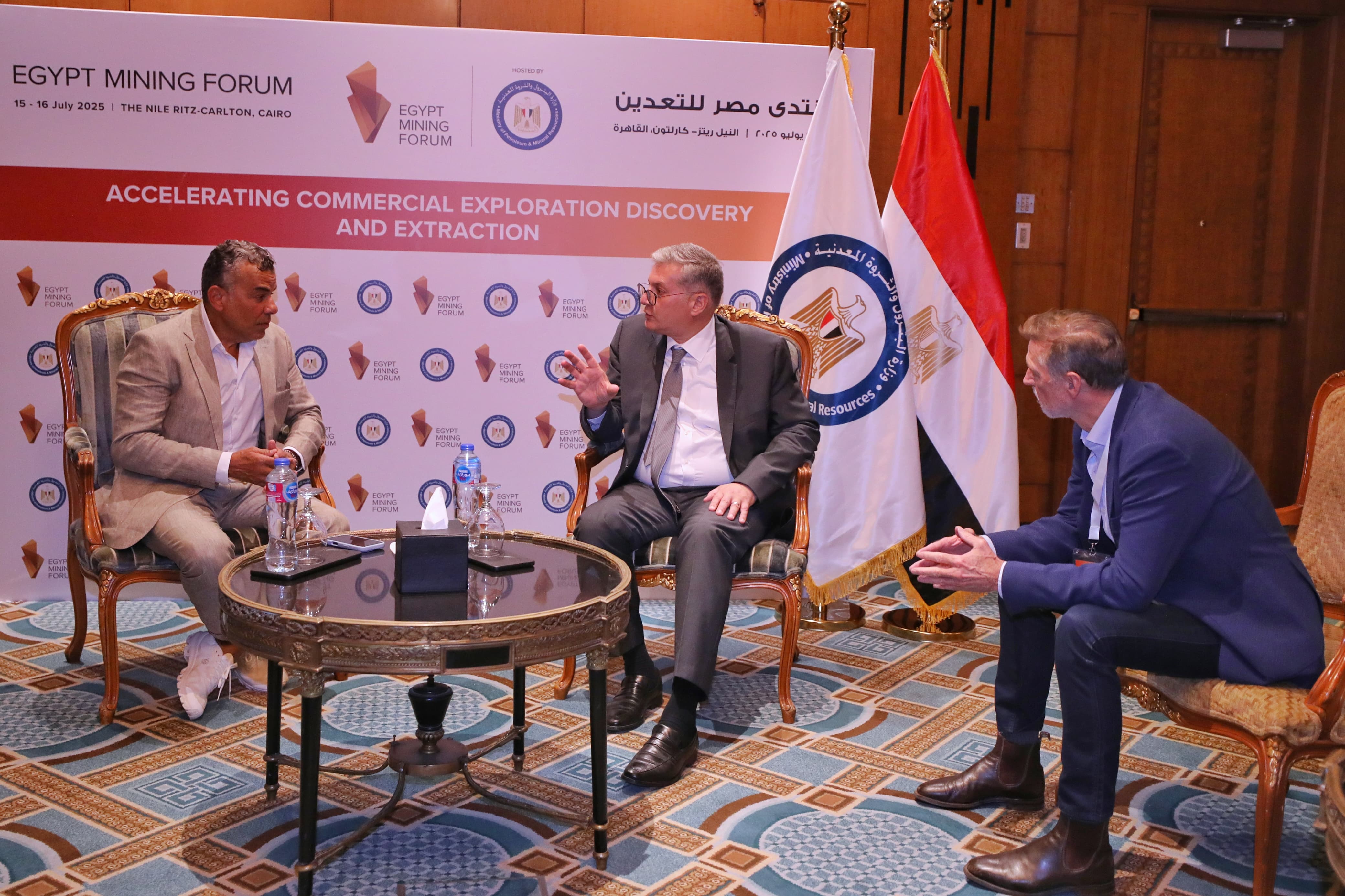 على هامش منتدى مصر للتعدين.. وزير البترول يلتقي رئيس شركة 