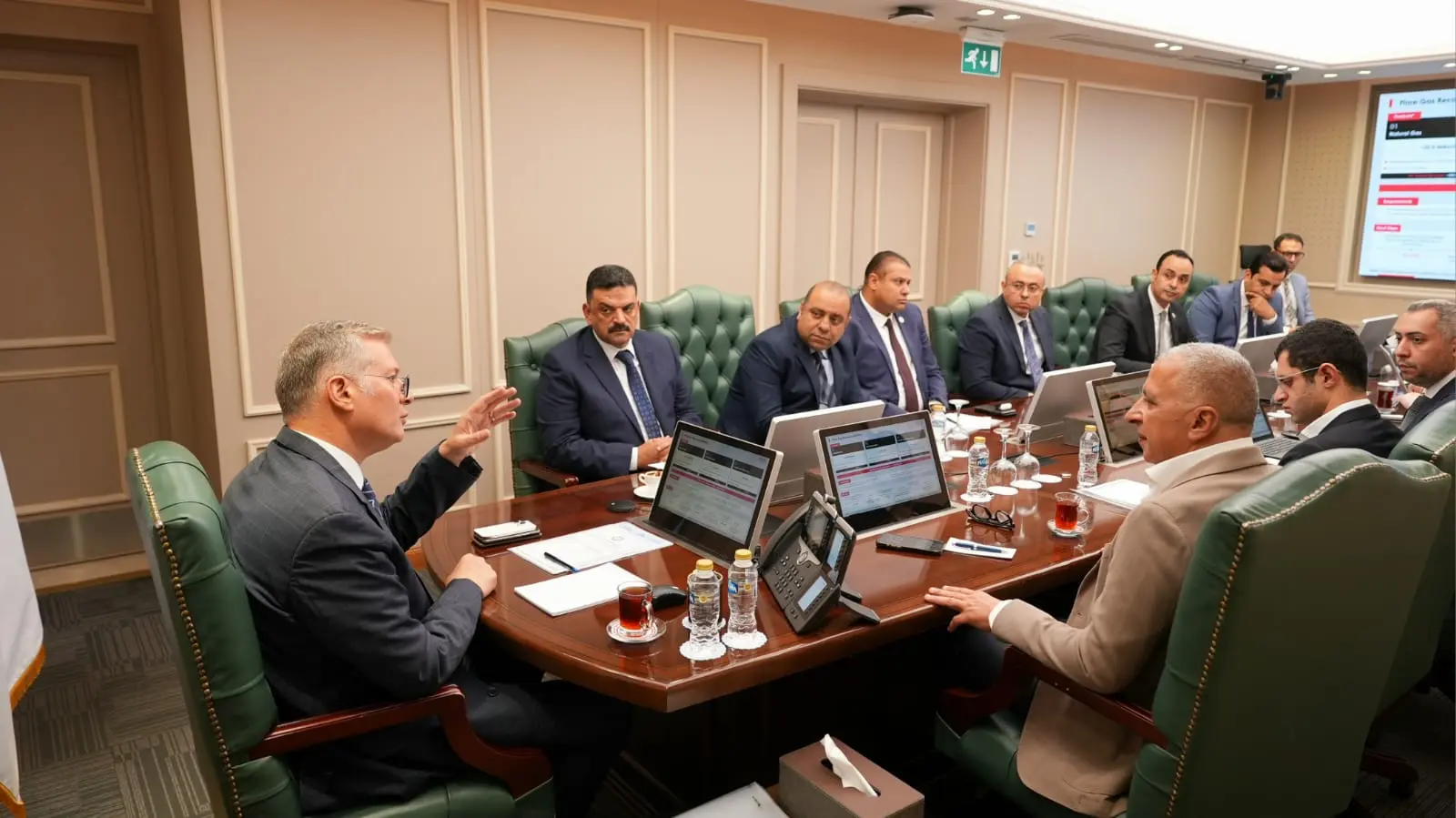 وزير البترول يبحث مع 