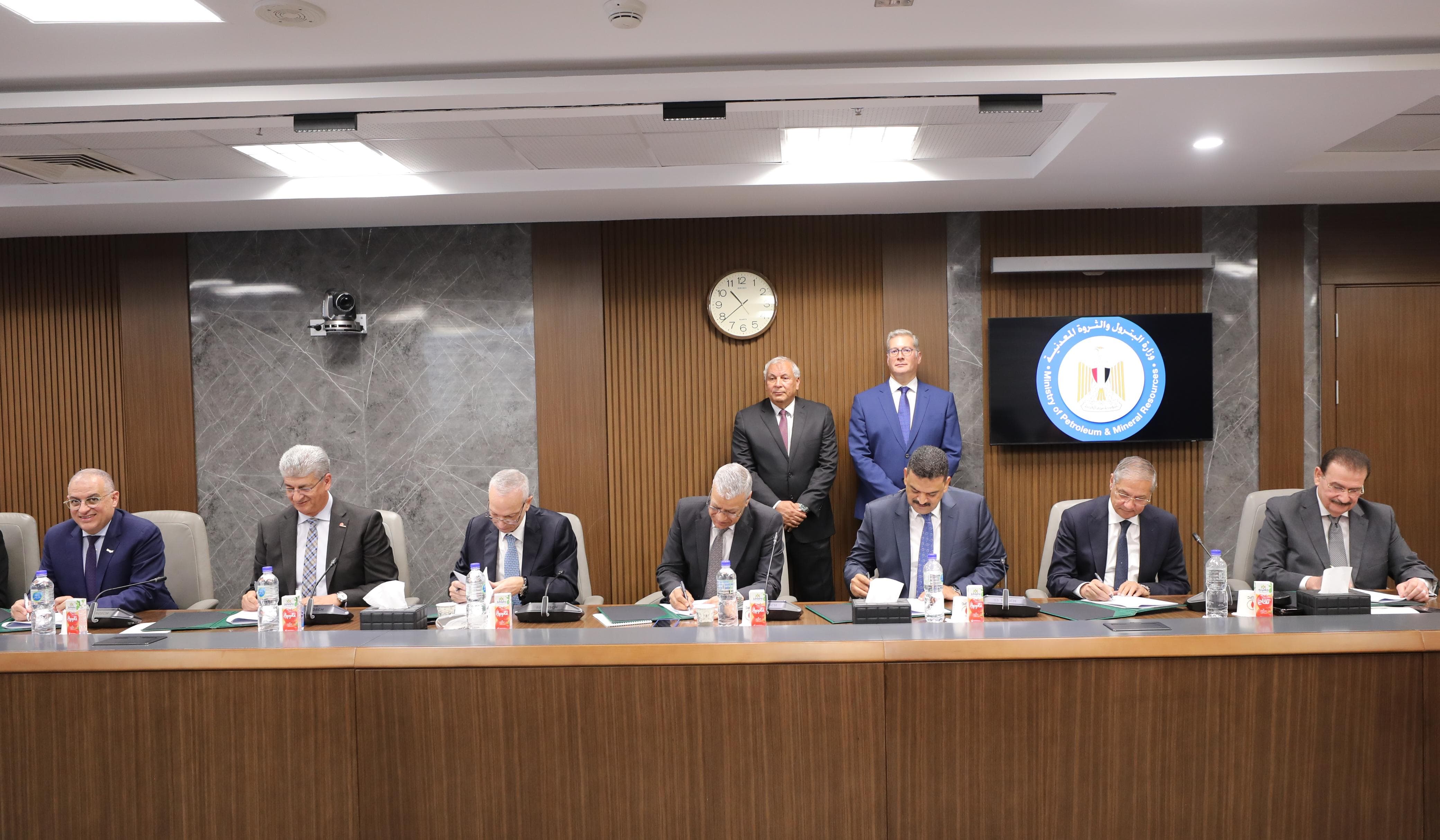 وزير البترول ومحافظ الوادي الجديد يشهدان توقيع عقود إنشاء مجمع إنتاج حامض الفسفوريك بالوادي الجديد
