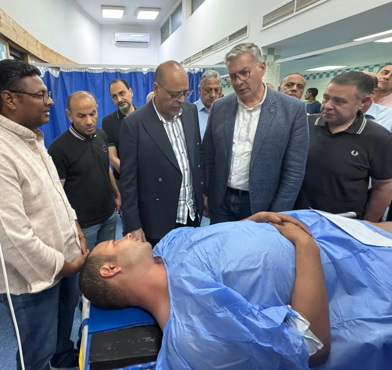 بدوي وجبران يطمئنان على الناجين من حادث بارج خليج السويس 