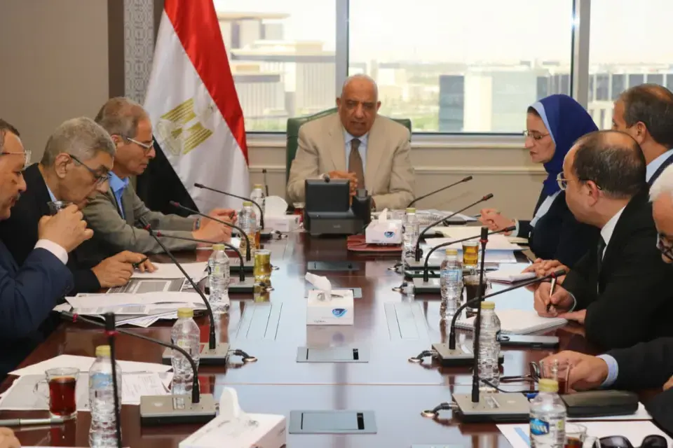 عصمت يجتمع بقيادات 