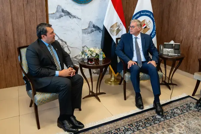 وزير البترول يبحث مع 