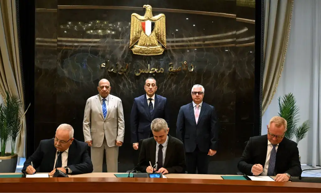 رئيس الوزراء يشهد توقيع عقدين للطاقة الكهربائية النظيفة داخل المنطقة الاقتصادية لقناة السويس