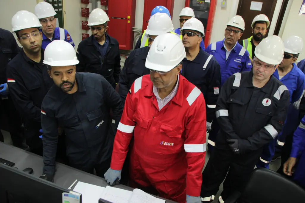 رئيس هيئة البترول يتفقد أعمال تطوير منطقة مستودعات عجرود بالسويس