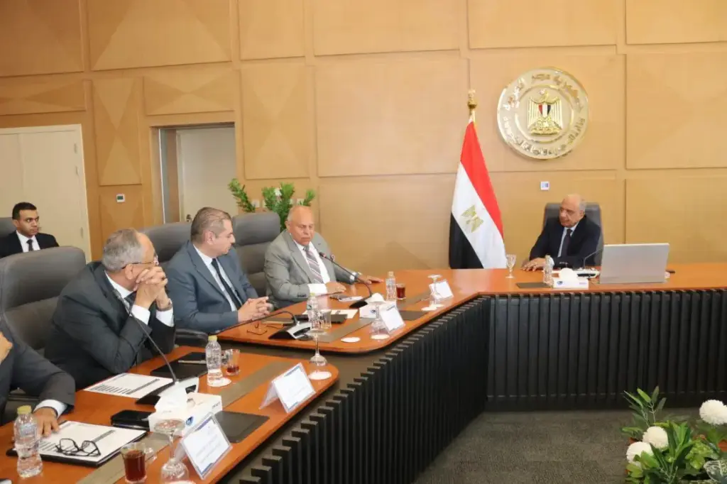 بحضور الجهات المعنية: وزير الكهرباء يتابع مجريات تنفيذ خطة العمل لرفع كفاءة استخدام الطاقة الكهربائية