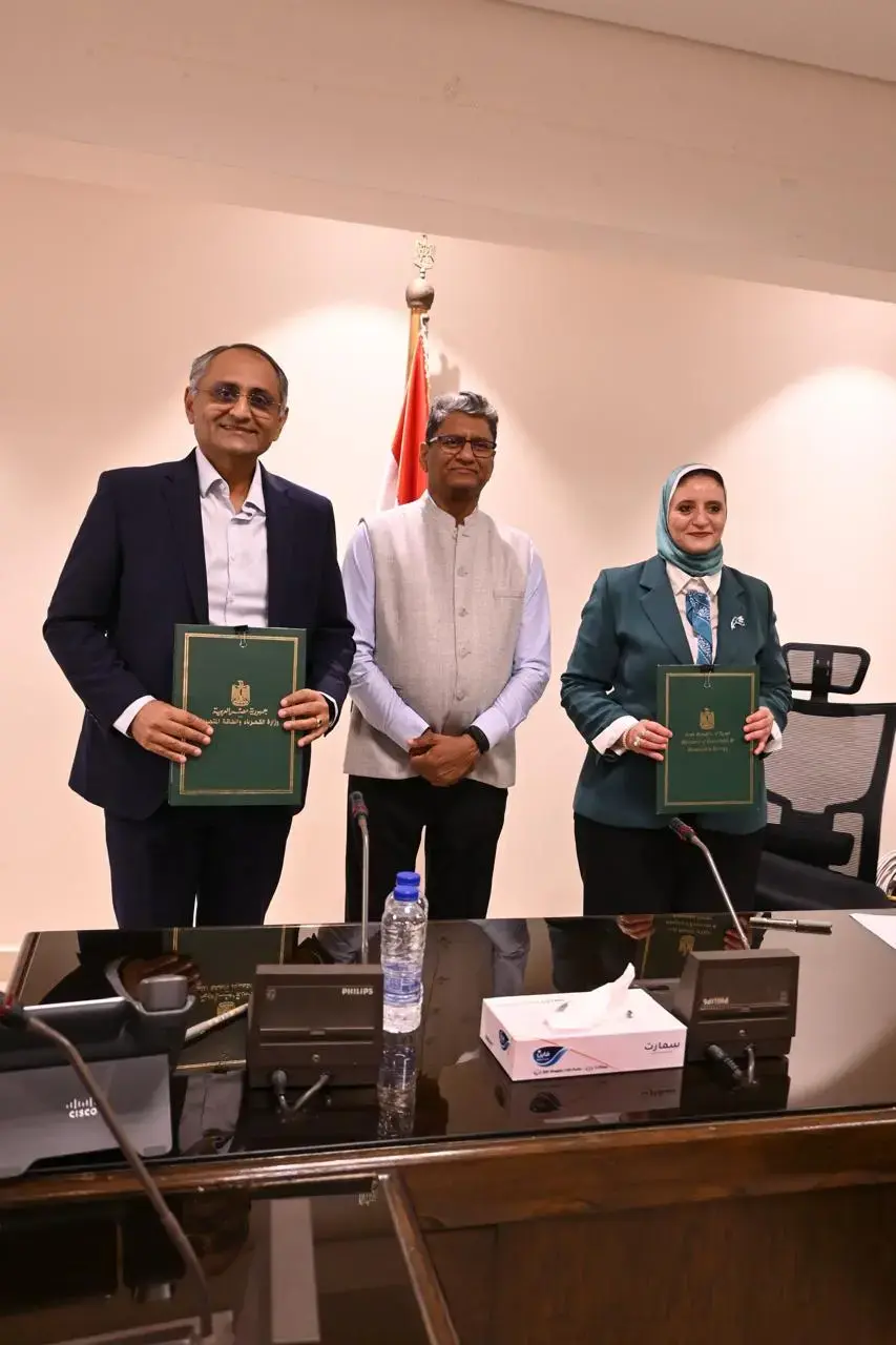 المصرية لنقل الكهرباء توقع عقدًا مع BAJEL Projects الهندية لتنفيذ خطوط نقل كهرباء بخليج السويس