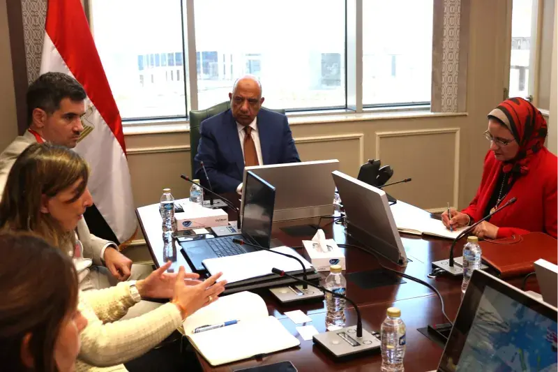 وزير الكهرباء يبحث مع 