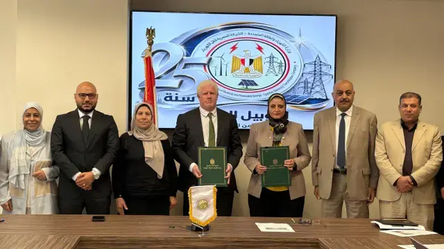 المصرية لنقل الكهرباء توقع عقد إنشاء خطوط هوائية لمحطة محولات كيميت بالعين السخنة