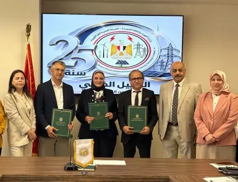 المصرية لنقل الكهرباء توقع عقدًا لتنفيذ خط نقل كهرباء بجهد 500 كيلوفولت لتفريغ قدرات مشروعات طاقة الرياح بخليج السويس