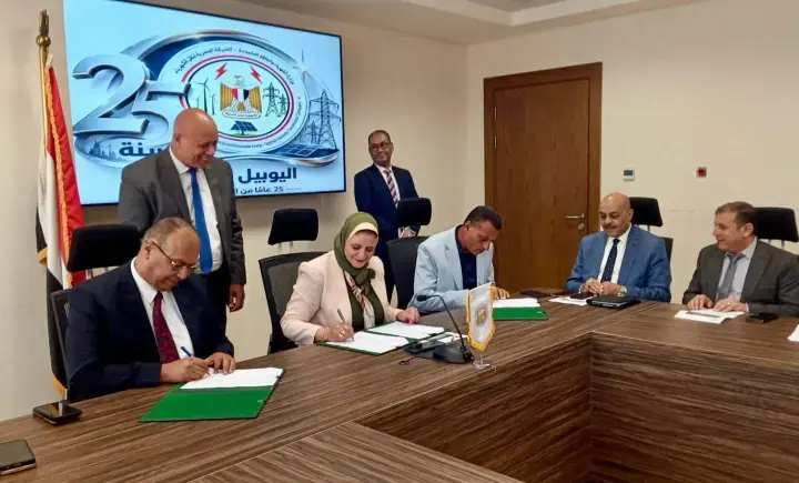 المصرية لنقل الكهرباء توقع عقدًا لتأهيل محطة محولات جرجا جهد 33 ك.ف وربطها بالشبكة القومية الموحدة