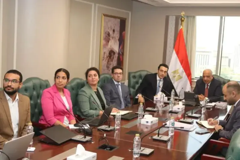 وزير الكهرباء يُتابع مع 
