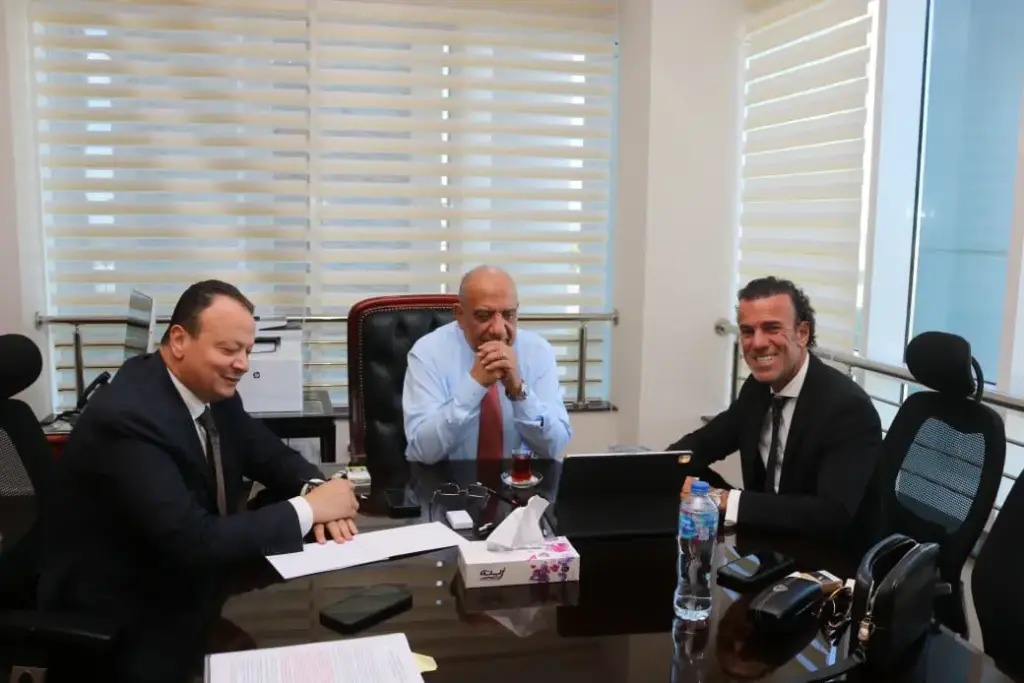 وزير الكهرباء يبحث مع 