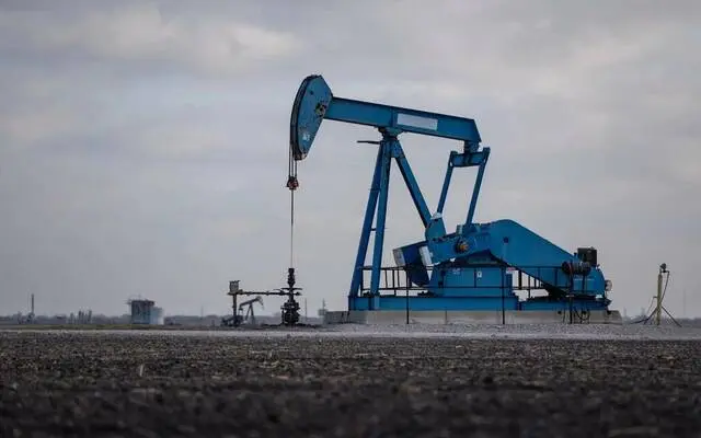 مباحثات هرمز تهبط بأسعار النفط