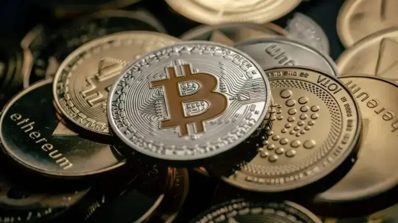 بيتكوين تتراجع دون 80 ألف دولار تحت ضغط بيانات الوظائف