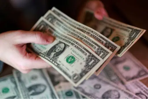 الدولار-يسجل-أعلى-مستوى-في-أسبوعين-بدعم-من-أسعار-النفط-وتوقعات-الفائدة-الأمريكية