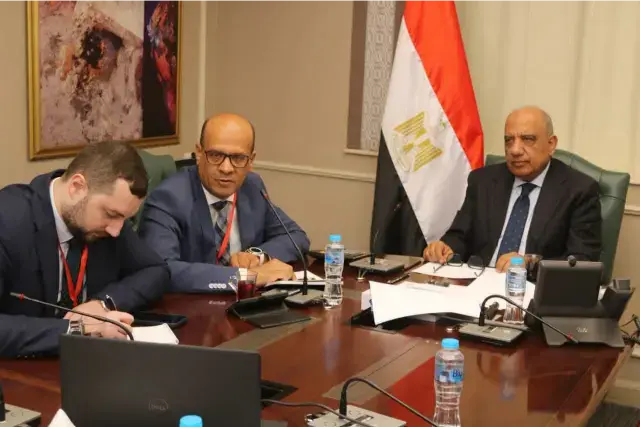 وزير الكهرباء يتابع مع 