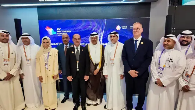 وزير الطاقة السعودي ووزيرا البترول والكهرباء يتفقدون جناح مصر بمعرض البترول العالمي بالرياض